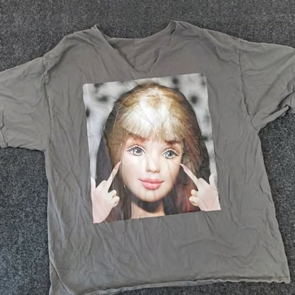 Graphic Doll Middle Finger T-Shirt Gray